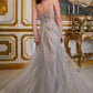 Cenicienta Divina CD994 Vestido largo de tul con pedrería, corte en A, detalle de encaje y escote en V
