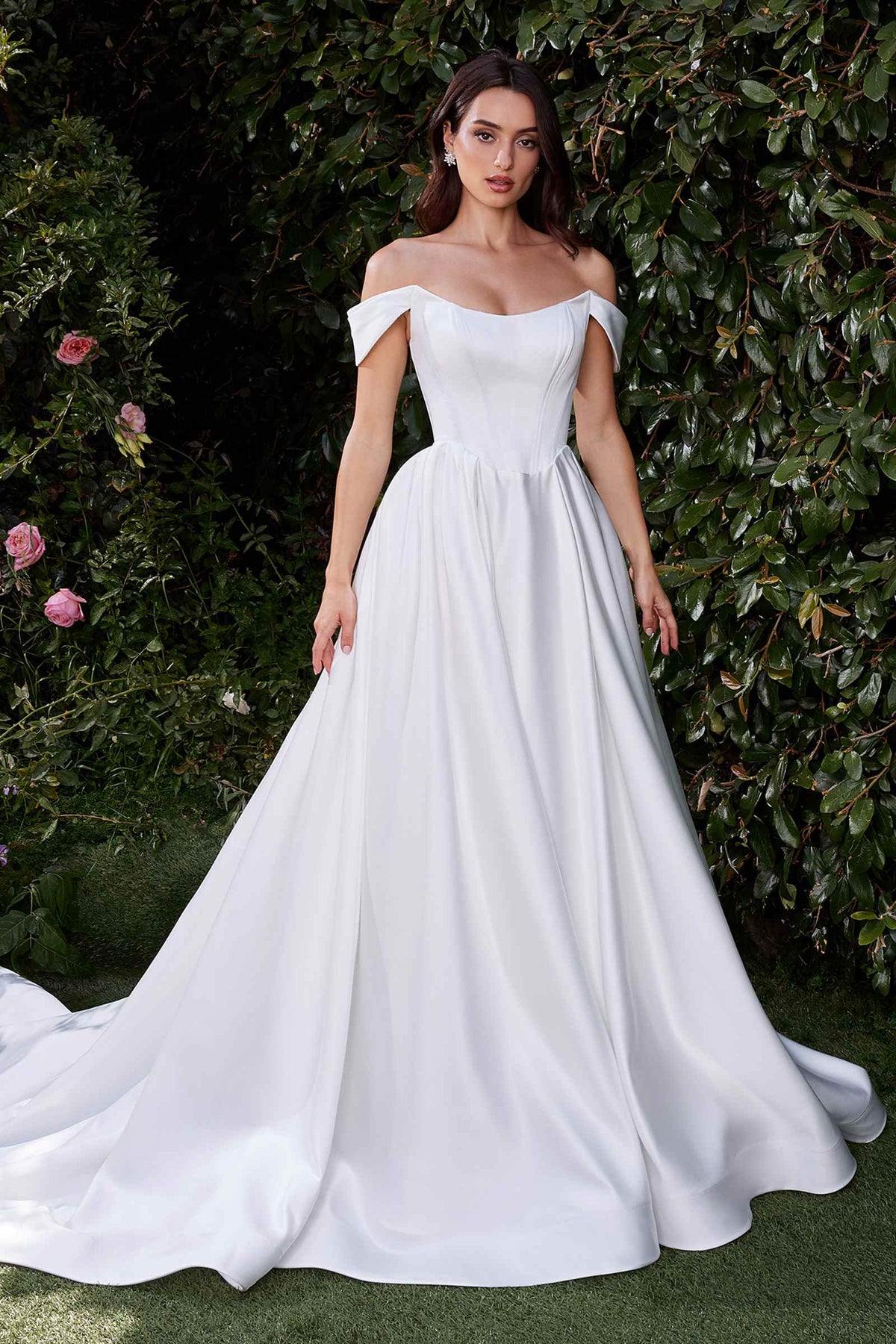 Vestido Ladivine CDS513W de satén suave con hombros descubiertos para novia