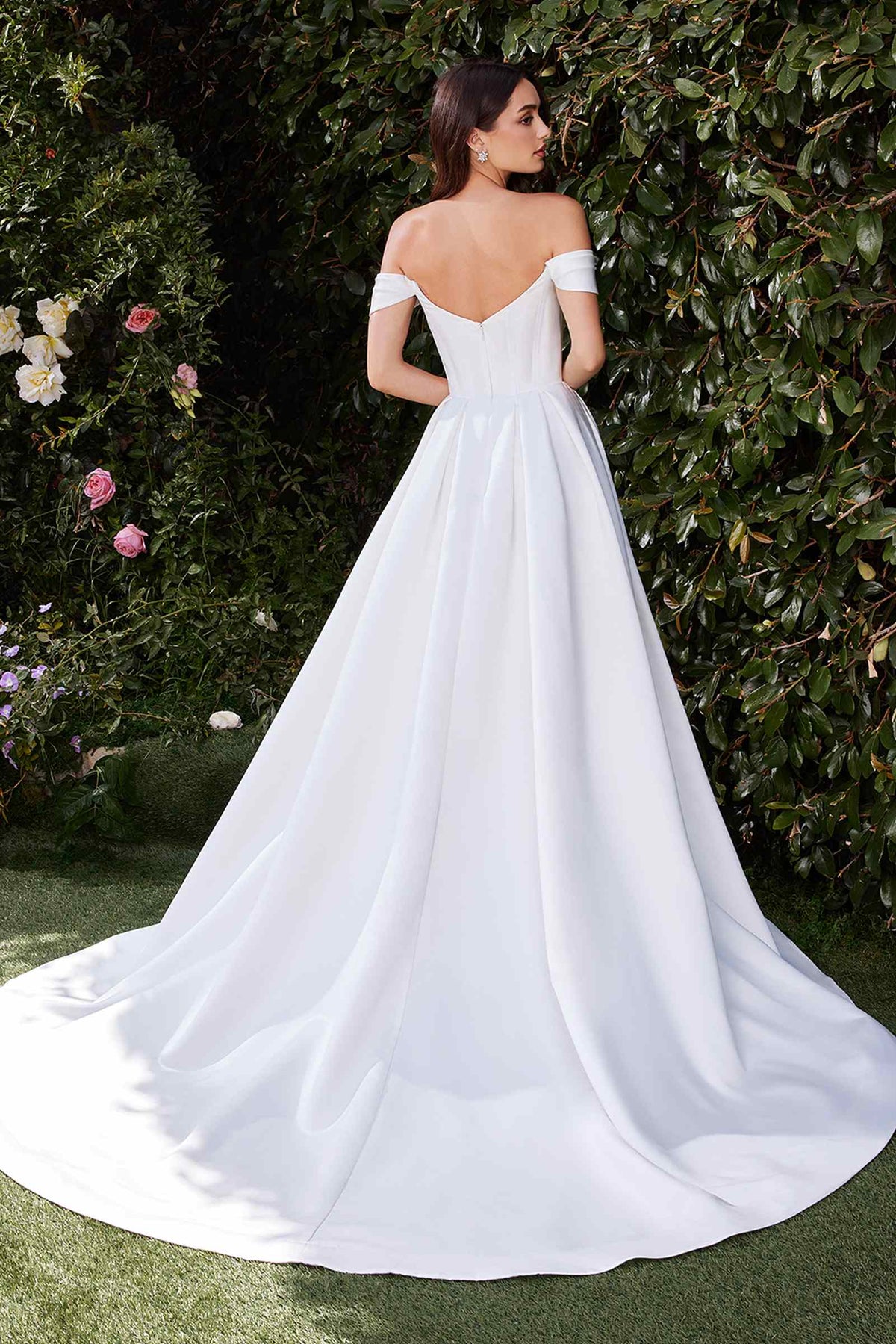 Vestido Ladivine CDS513W de satén suave con hombros descubiertos para novia