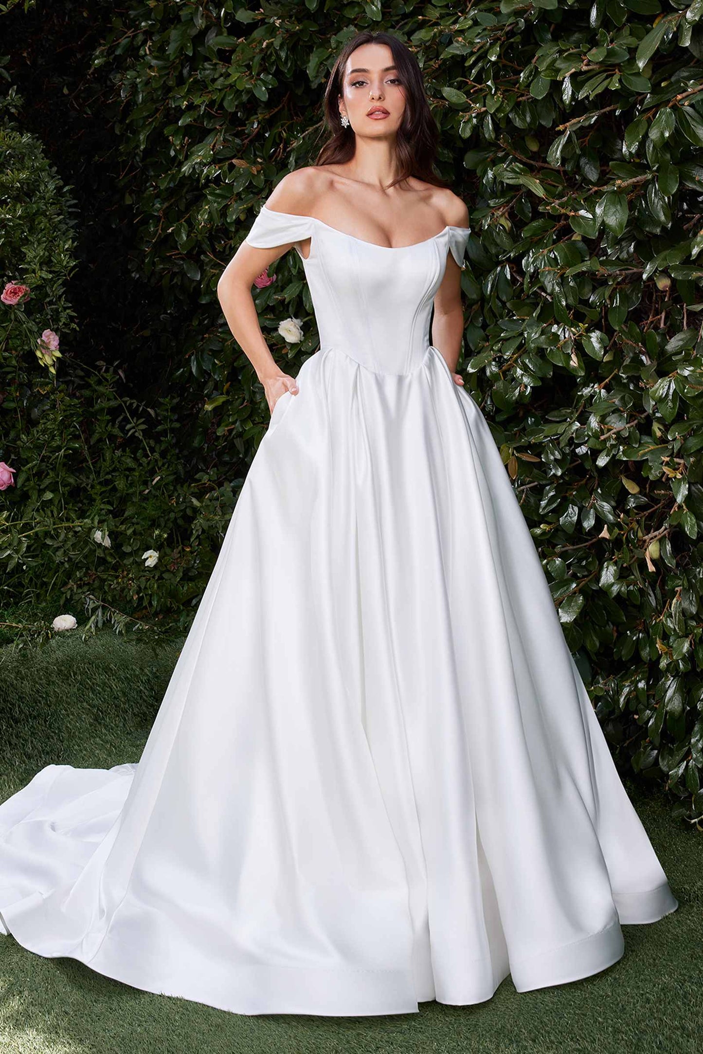Vestido Ladivine CDS513W de satén suave con hombros descubiertos para novia