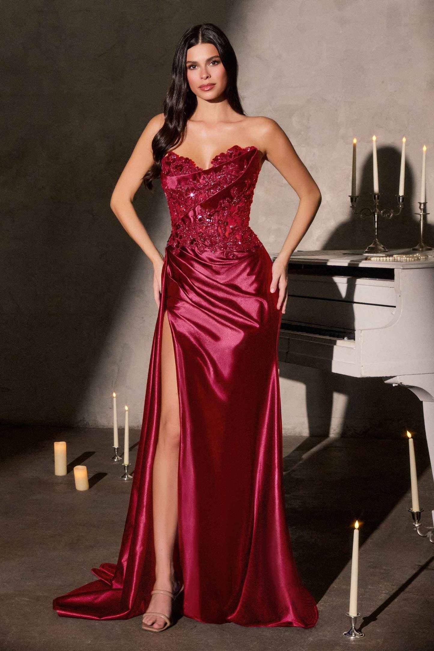 Vestido de gala Ladivine CDS567 sin tirantes de satén elegante con abertura en la pierna y cuentas florales