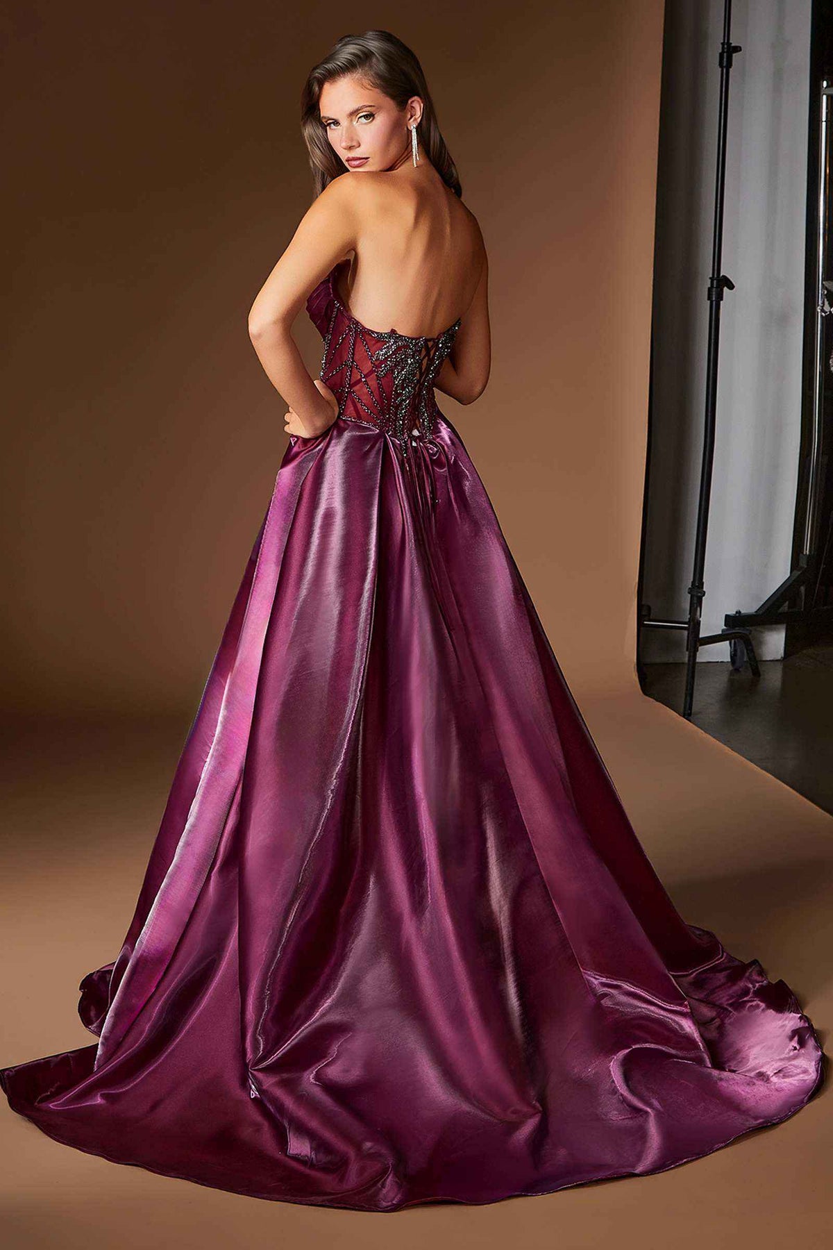 Ladivine CDS568 Vestido de sirena ajustado sin tirantes con sobrefalda