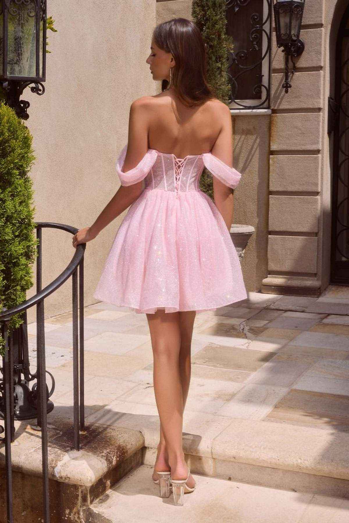 Vestido corto de tul con purpurina y hombros descubiertos Ladivine CJ420 con espalda de corsé