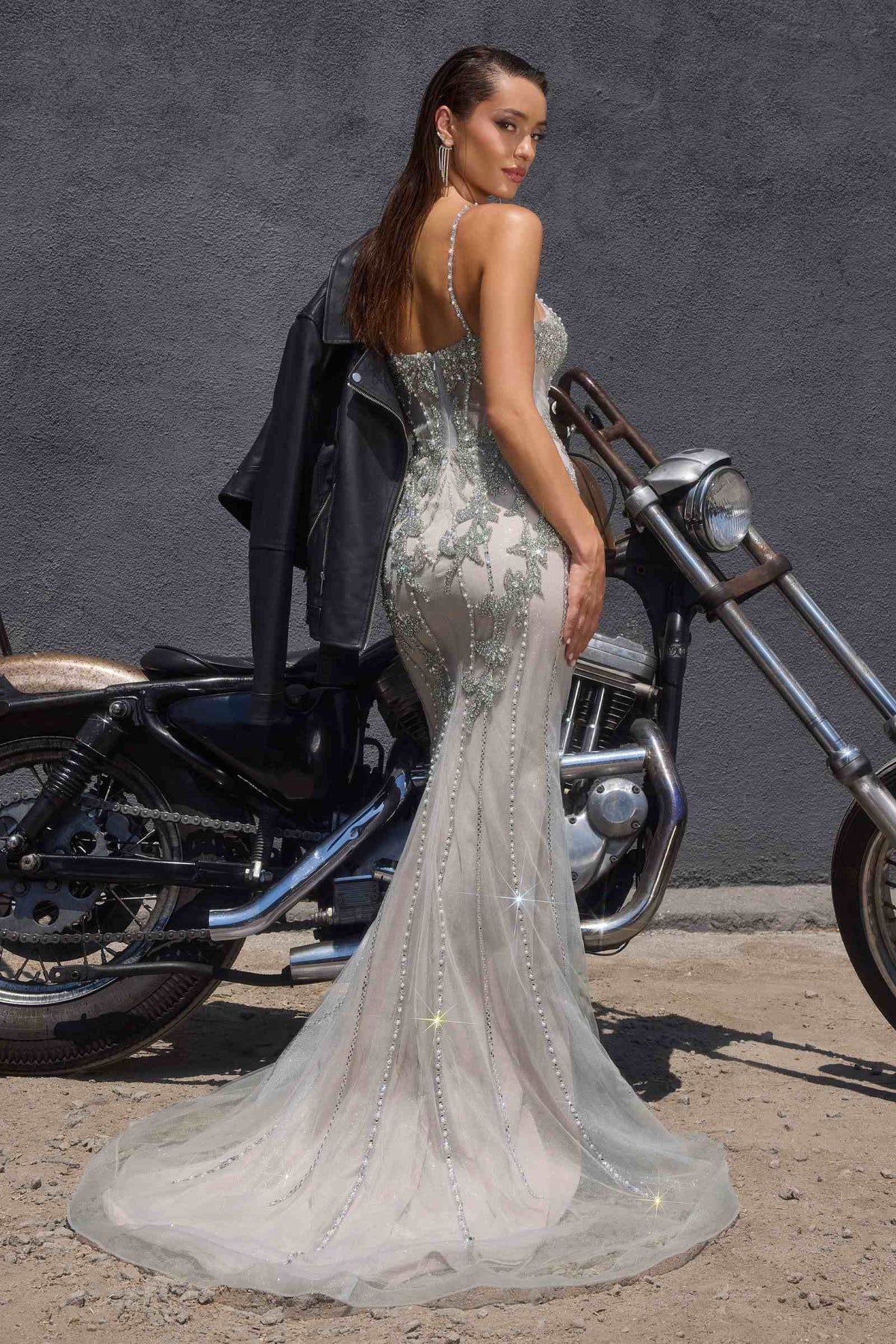 Vestido de noche formal Ladivine CR383 de silueta ajustada con cristales y lentejuelas