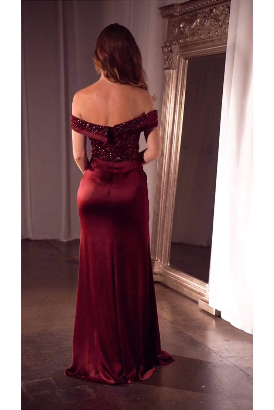 Vestido formal Ladivine CR877 con corpiño de lentejuelas y hombros descubiertos
