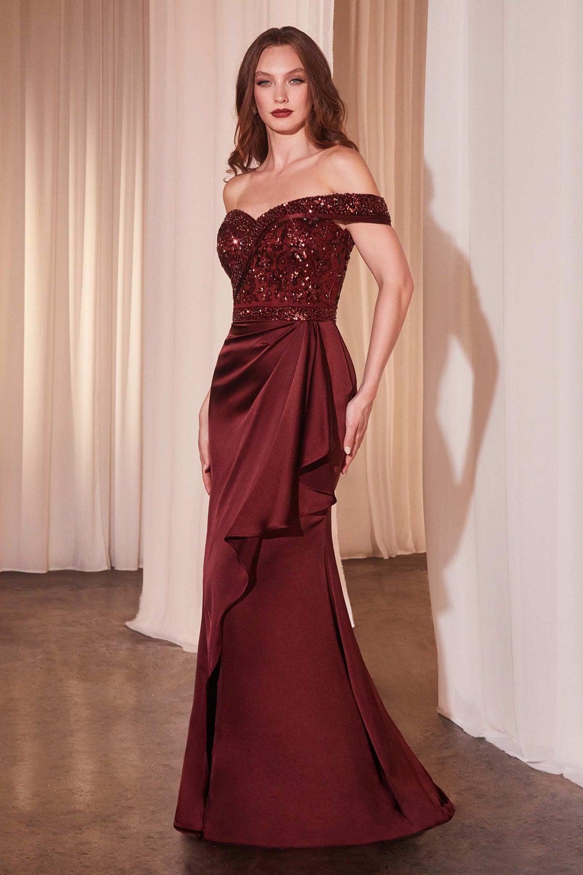 Vestido formal Ladivine CR877 con corpiño de lentejuelas y hombros descubiertos