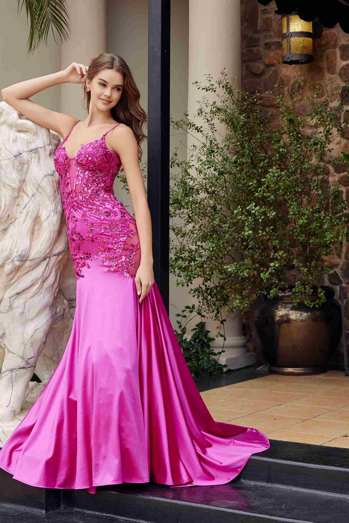Vestido de sirena Nox Anabel E1532 de raso con apliques de lentejuelas y cintura con ballenas