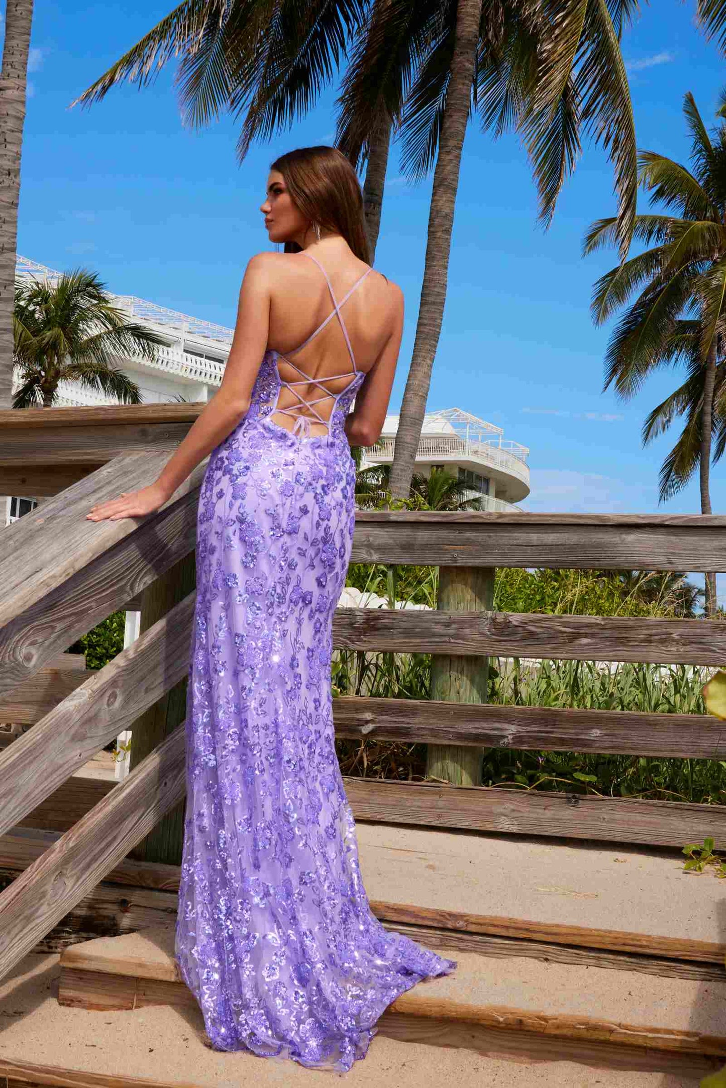 Nox Anabel E1710 Vestido Largo con Diseño Floral Completamente Bordado con Lentejuelas Aplicadas y Abertura