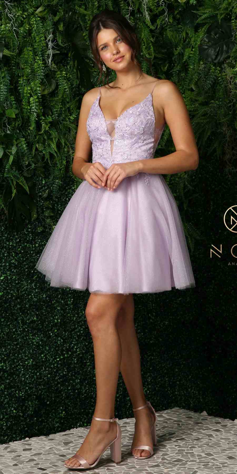 Vestido corto Nox Anabel E779 con escote en V pronunciado y corpiño bordado