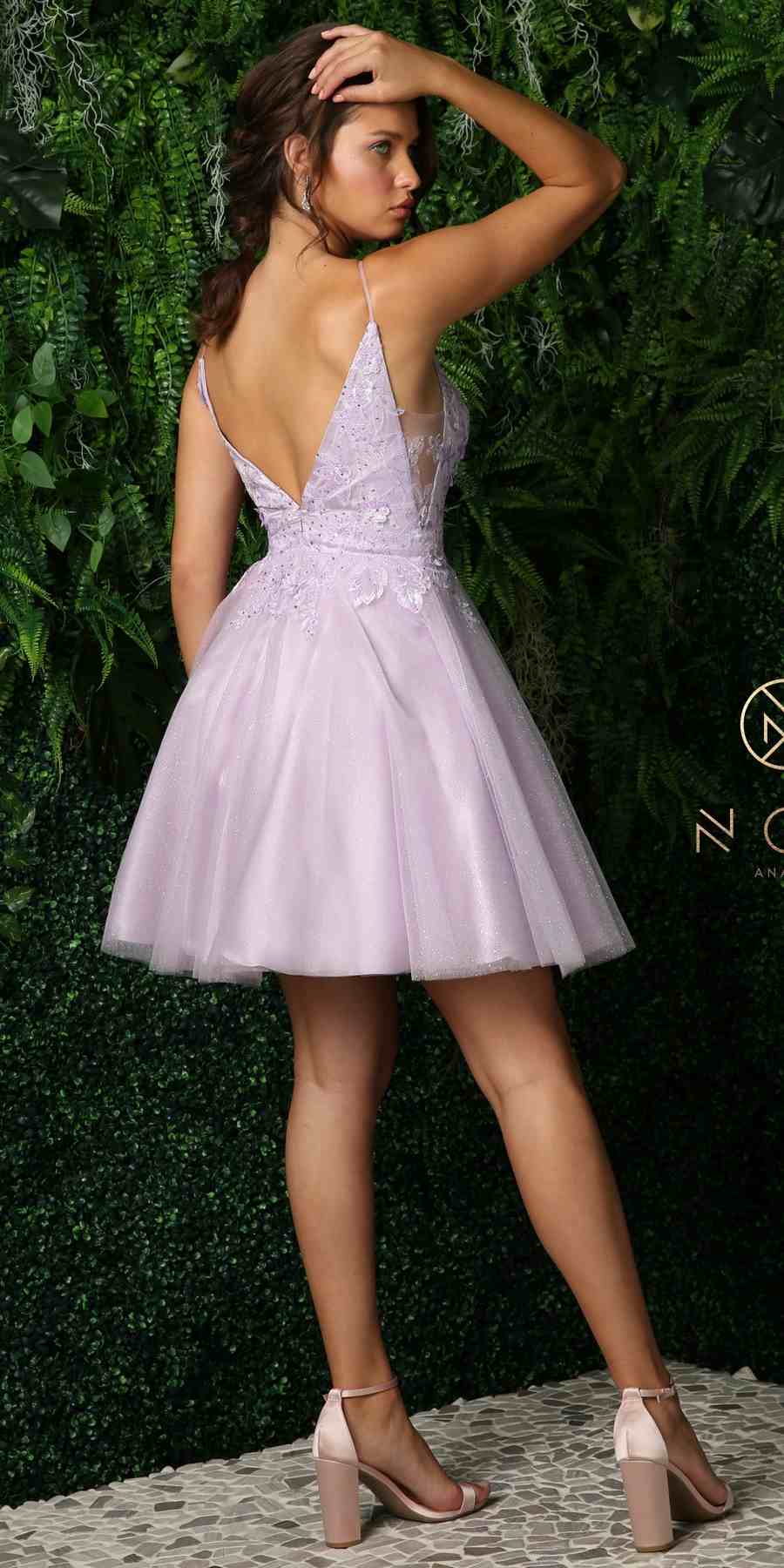 Vestido corto Nox Anabel E779 con escote en V pronunciado y corpiño bordado