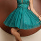 Vestido corto Nox Anabel E779 con escote en V pronunciado y corpiño bordado