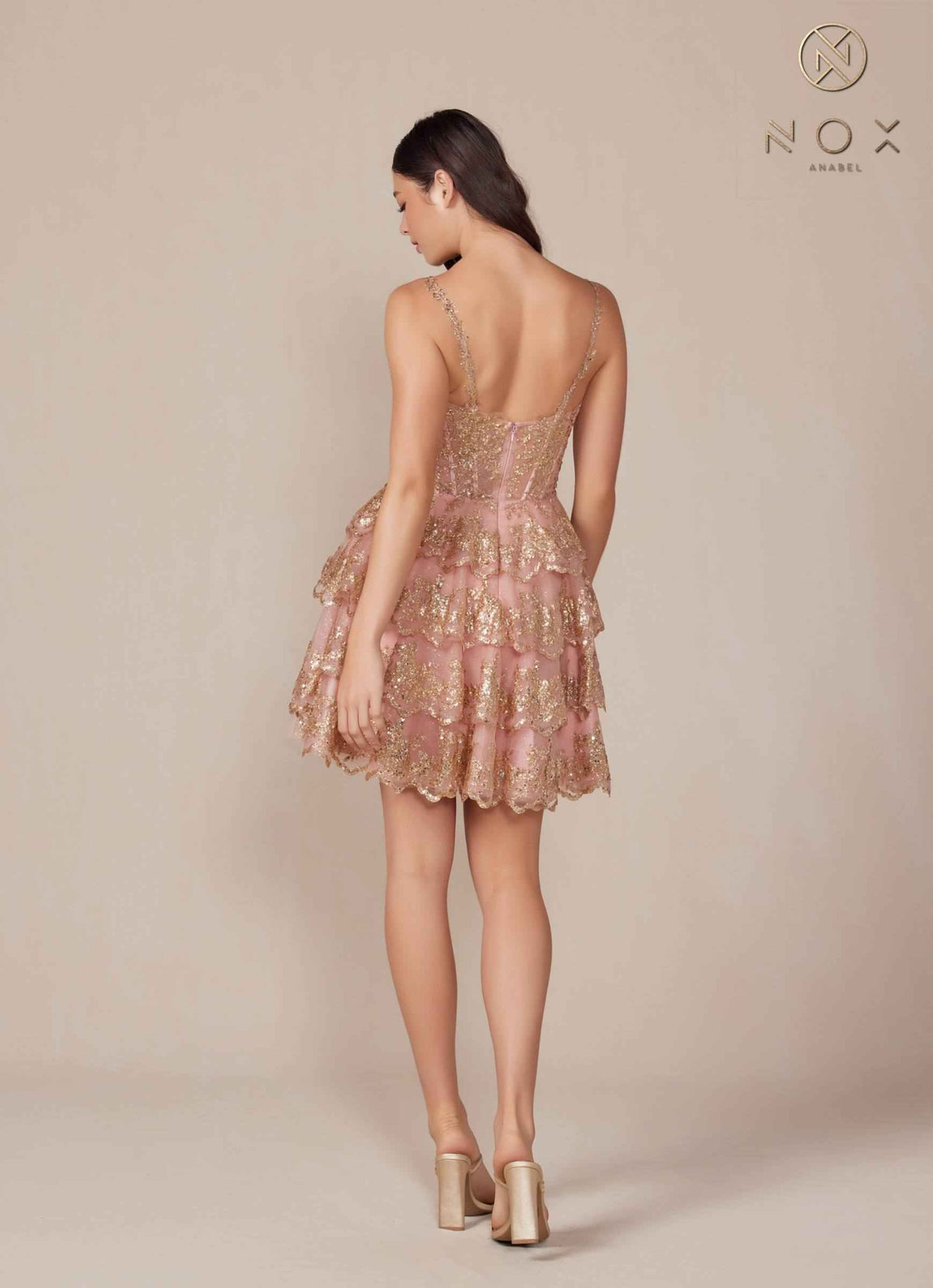 LIQUIDACIÓN - Vestido corto evasé con apliques de Nox Anabel E914 en oro rosa (Talla 6, 12)