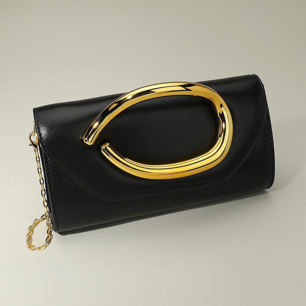 Bolso de noche de cuero sintético con bandolera y detalles de herrajes llamativos