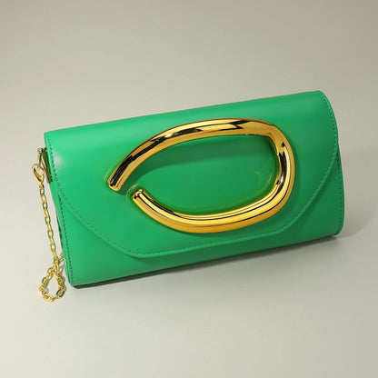 Bolso de noche de cuero sintético con bandolera y detalles de herrajes llamativos