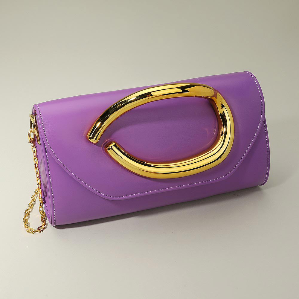 Bolso de noche de cuero sintético con bandolera y detalles de herrajes llamativos