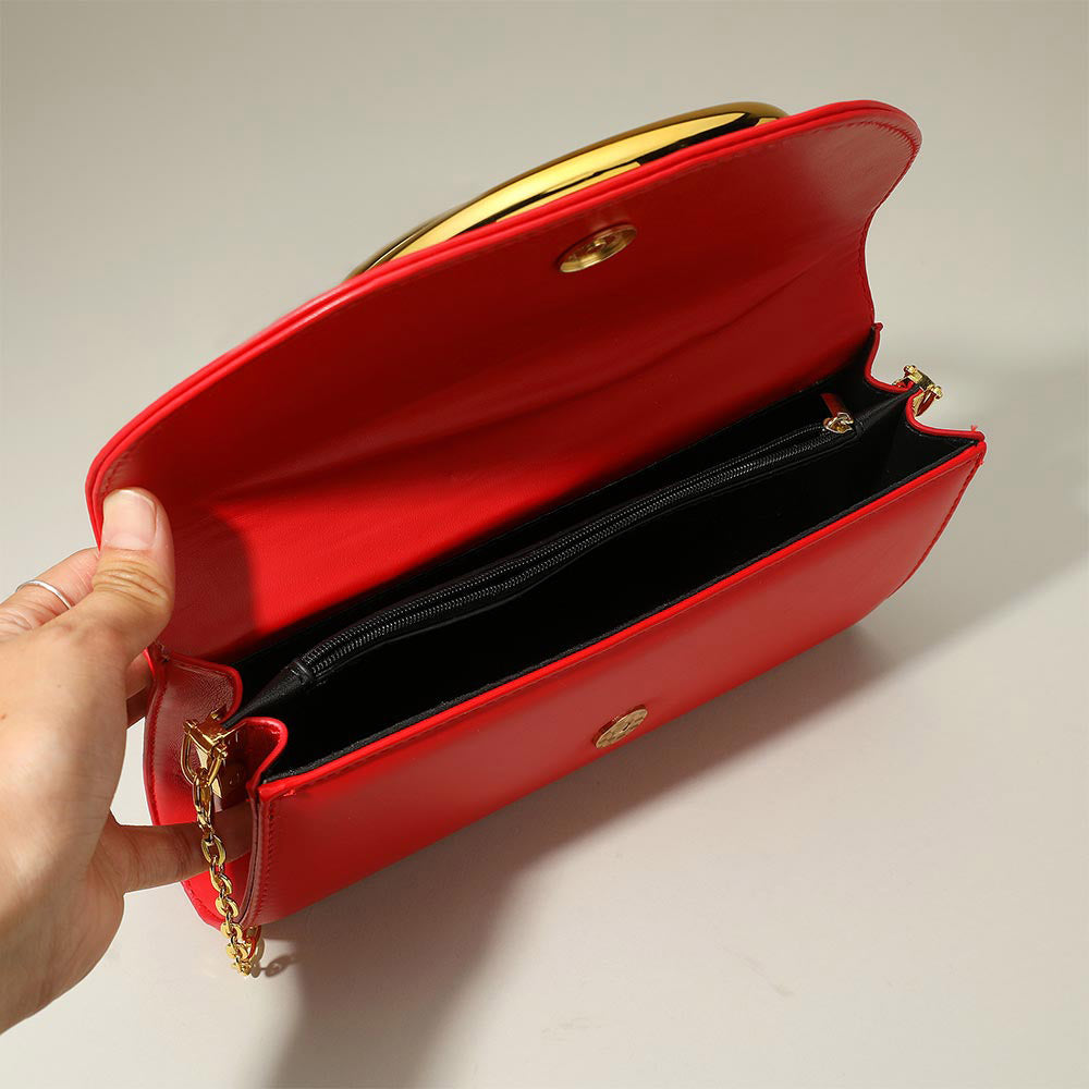 Bolso de noche de cuero sintético con bandolera y detalles de herrajes llamativos