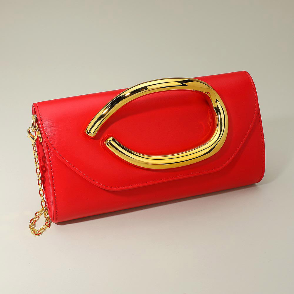 Bolso de noche de cuero sintético con bandolera y detalles de herrajes llamativos