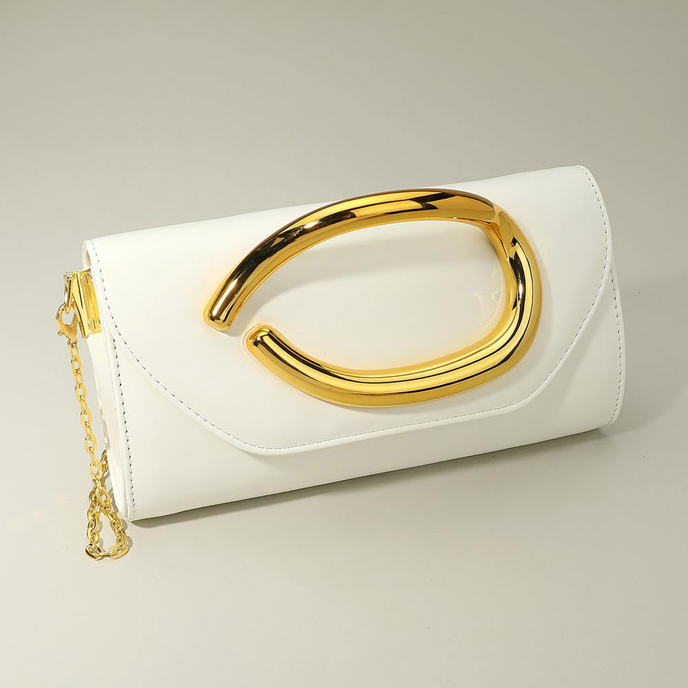 Bolso de noche de cuero sintético con bandolera y detalles de herrajes llamativos