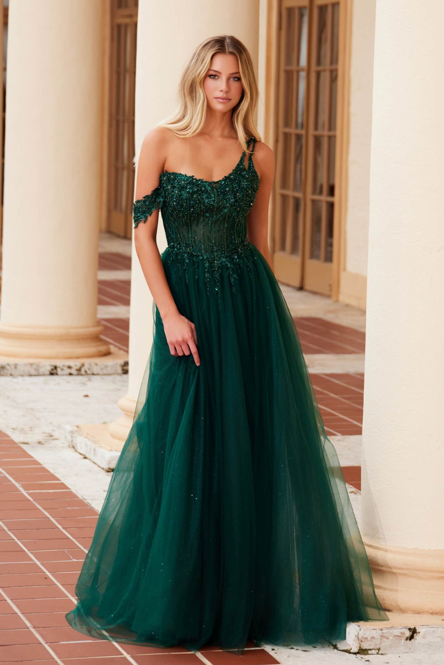Nox Anabel F1567 Vestido con bordado línea A y cintura con transparencias y varillas
