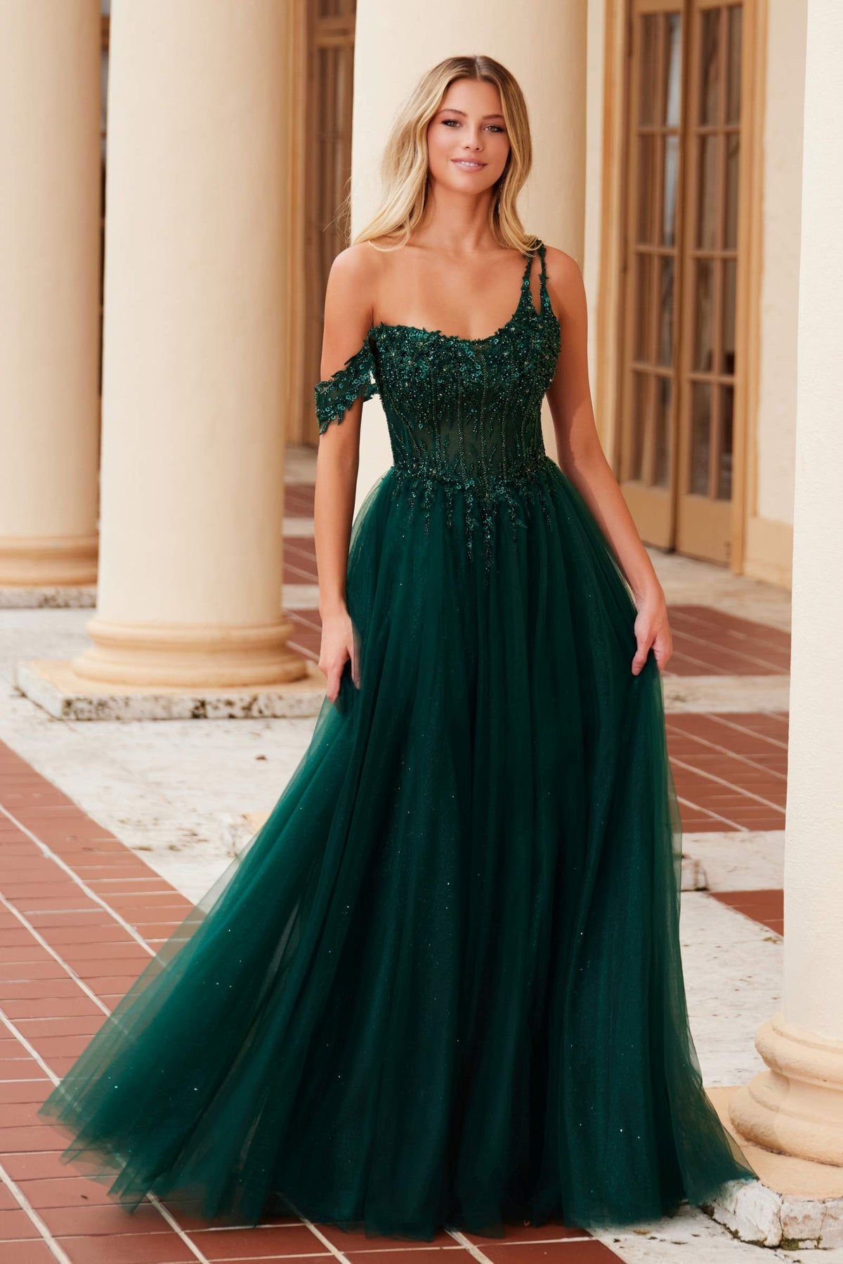 Nox Anabel F1567 Vestido con bordado línea A y cintura con transparencias y varillas