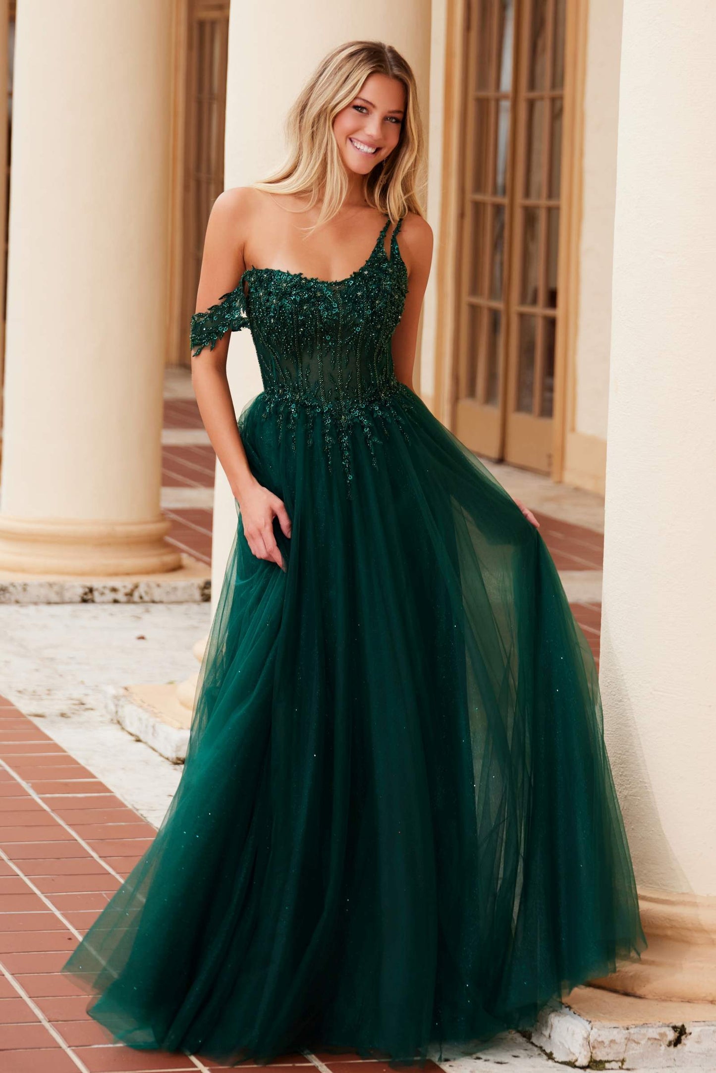 Nox Anabel F1567 Vestido con bordado línea A y cintura con transparencias y varillas