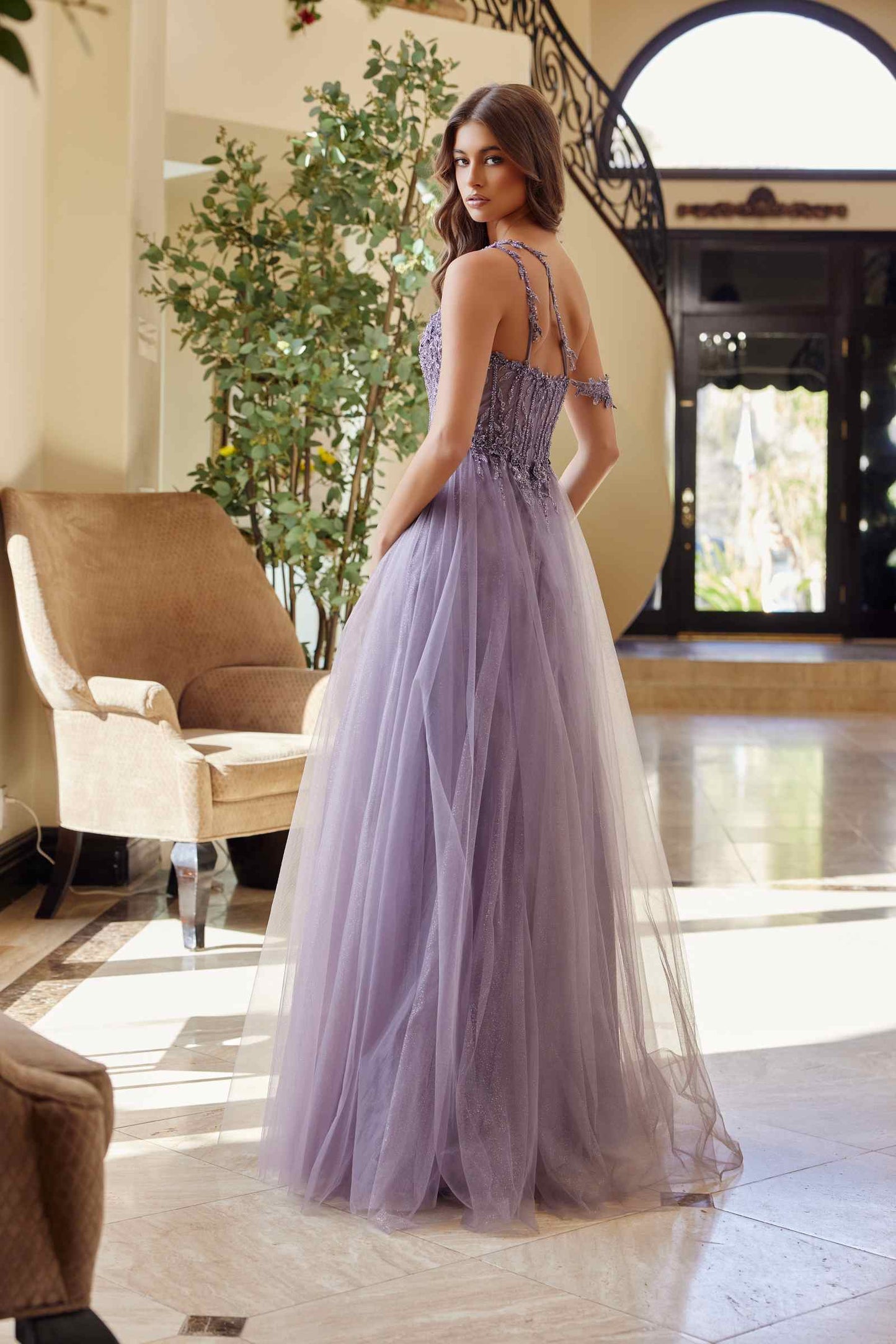 Nox Anabel F1567 Vestido con bordado línea A y cintura con transparencias y varillas