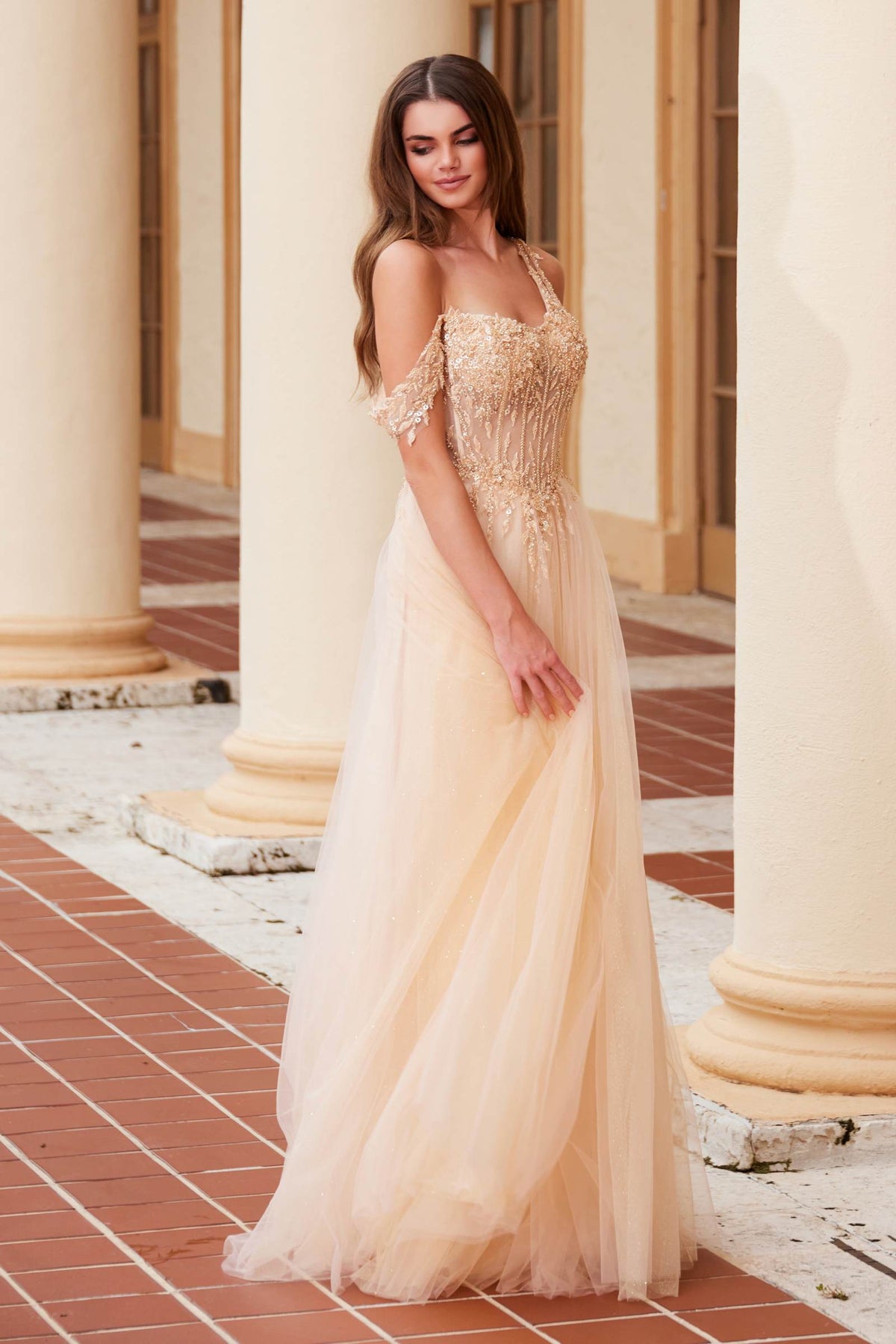 Nox Anabel F1567 Vestido con bordado línea A y cintura con transparencias y varillas