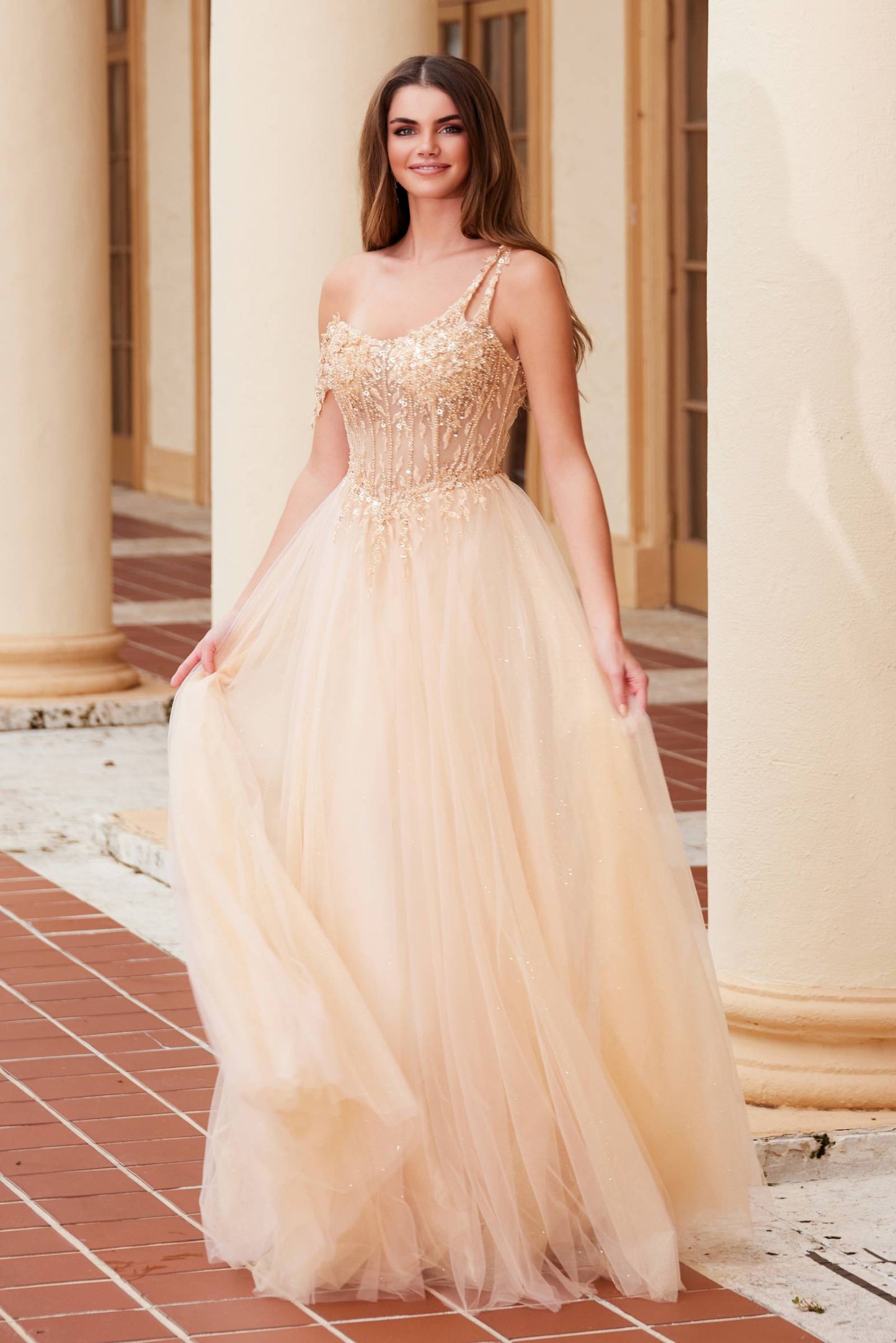 Nox Anabel F1567 Vestido con bordado línea A y cintura con transparencias y varillas