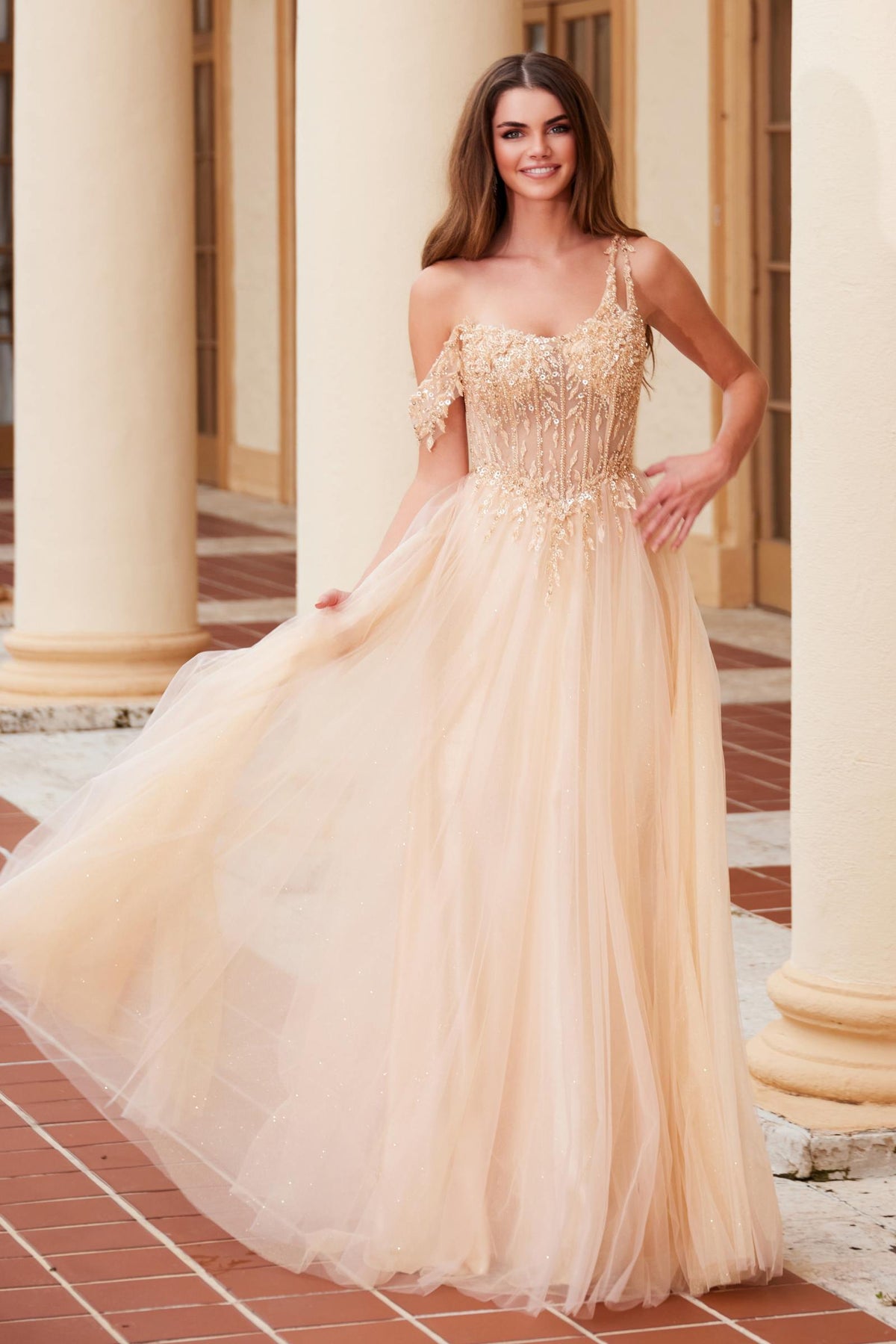 Nox Anabel F1567 Vestido con bordado línea A y cintura con transparencias y varillas