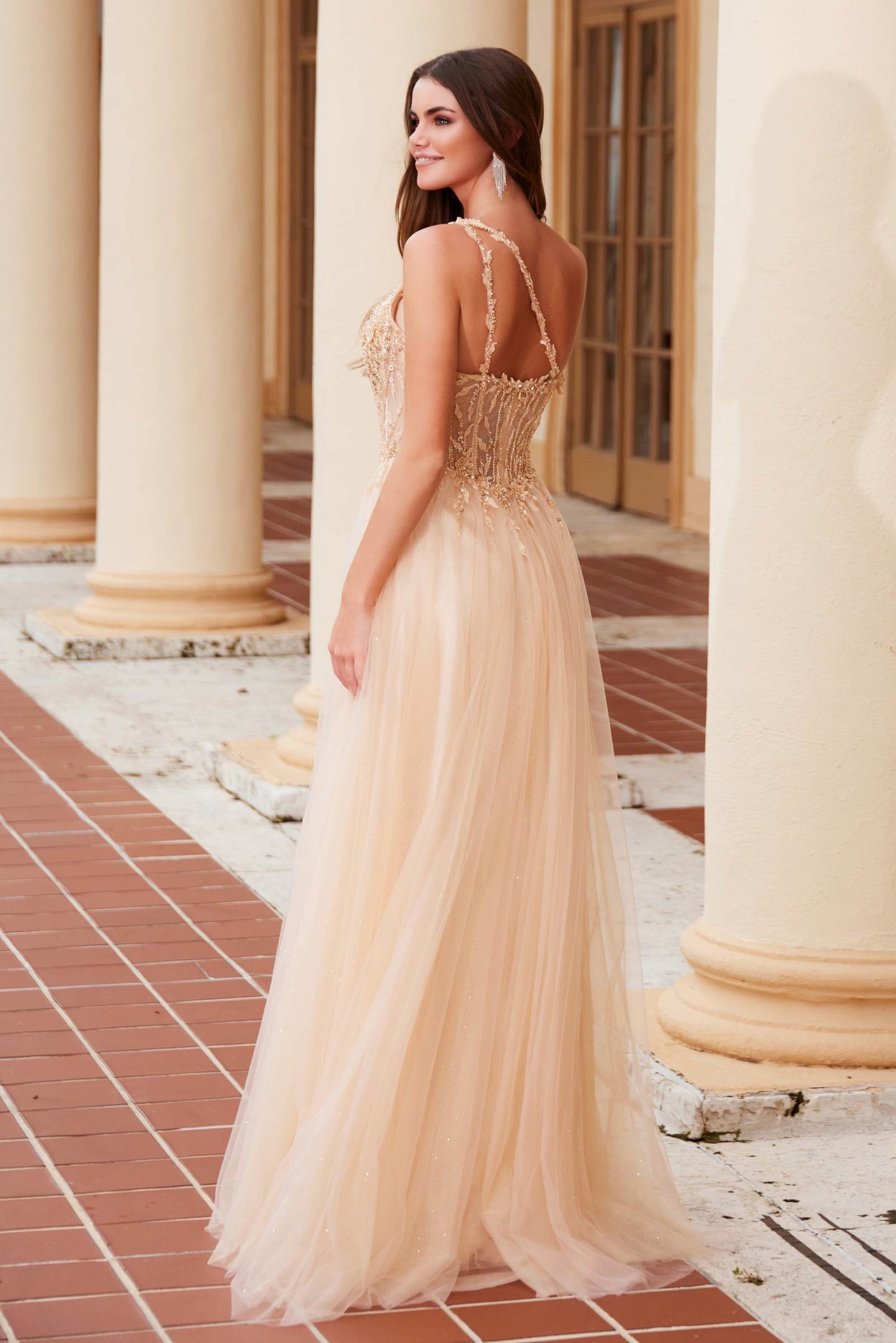 Nox Anabel F1567 Vestido con bordado línea A y cintura con transparencias y varillas