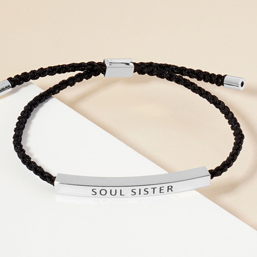 Pulsera Ajustable de Cuerda con Punta, Barra con Mensaje "SOUL SISTER" Bañada en Oro Blanco