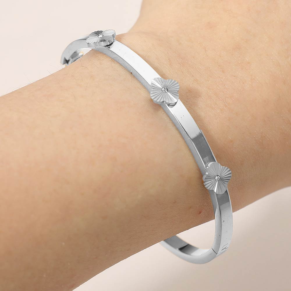 Stainless Steel CZ Center Quatrefoil Station Hinged Bangle Bracelet