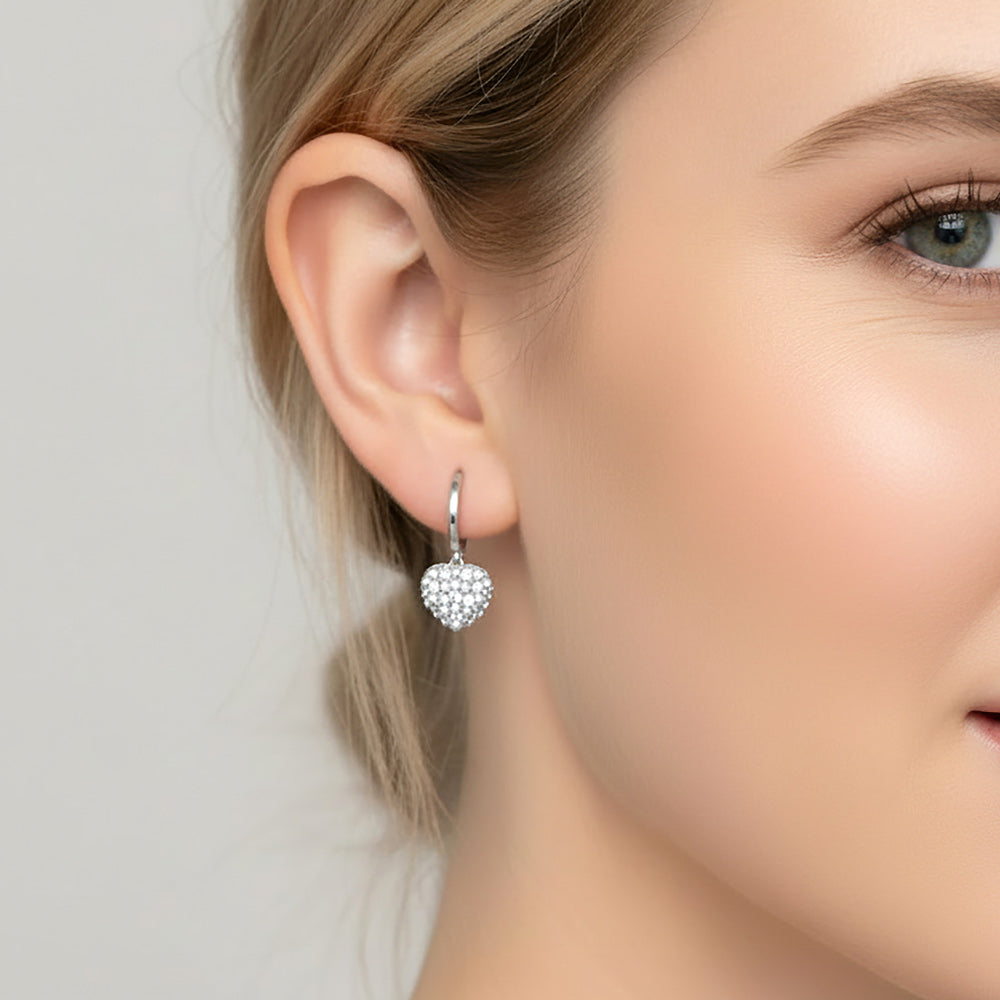Pendientes de Aro Huggie con Corazón Pavé de Mini Circonitas Cúbicas y Perlas Bañadas en Oro Blanco