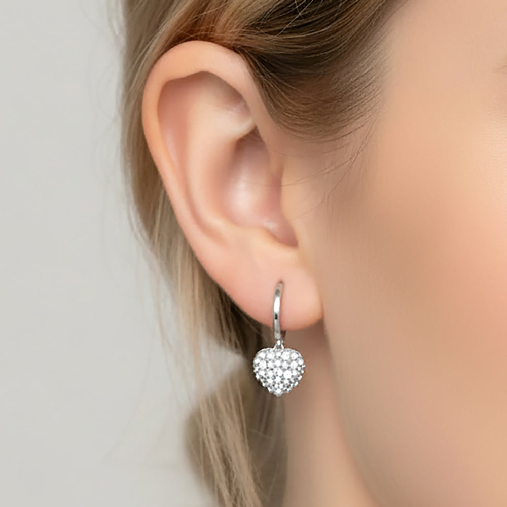 Pendientes de Aro Huggie con Corazón Pavé de Mini Circonitas Cúbicas y Perlas Bañadas en Oro Blanco