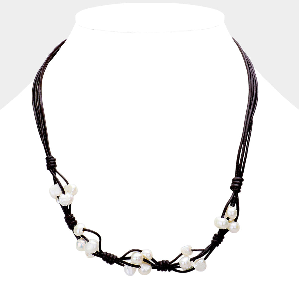 Collar de perlas cultivadas de agua dulce y piel sintética