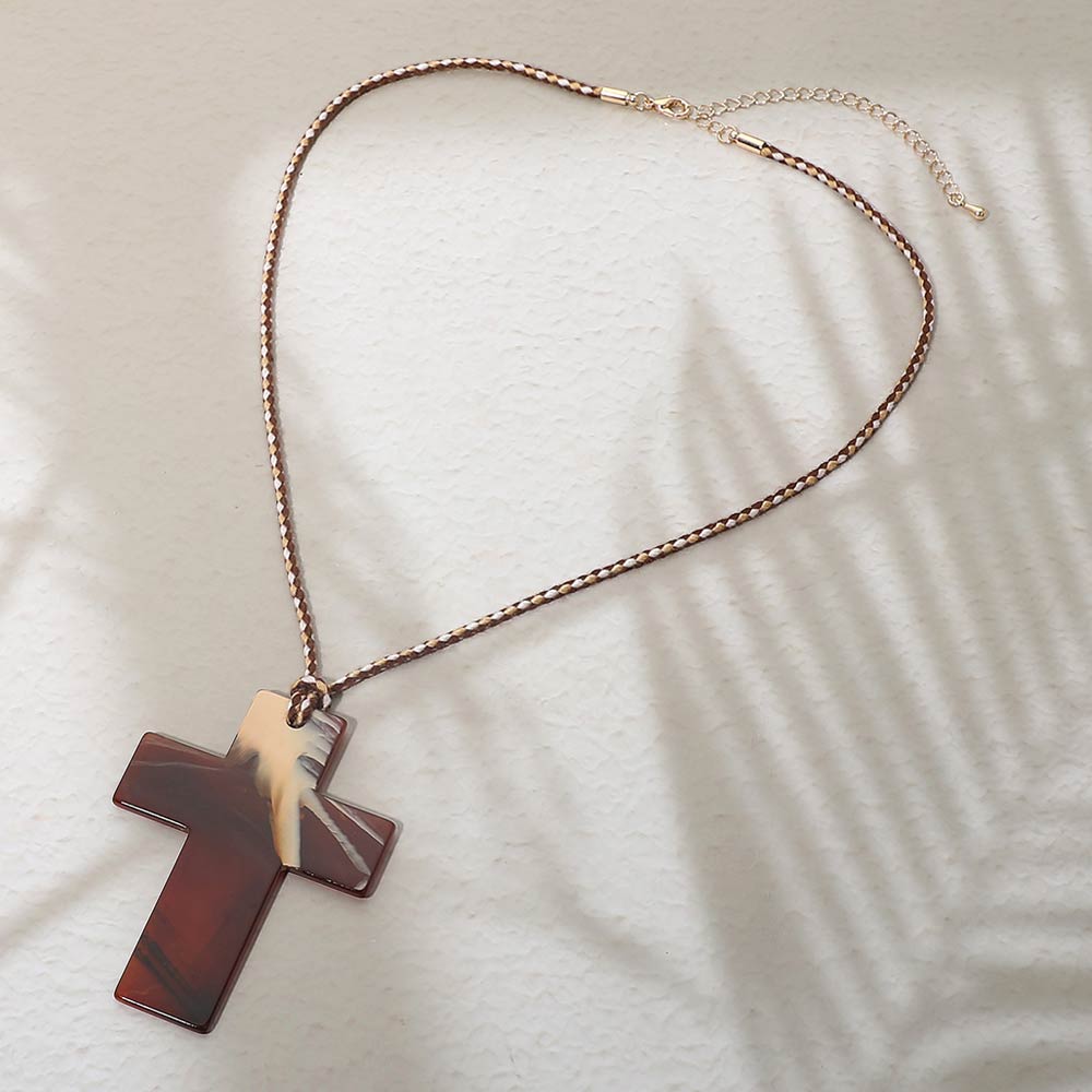 Collar de cordón con colgante de cruz de resina