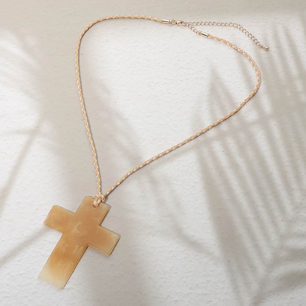Collar de cordón con colgante de cruz de resina
