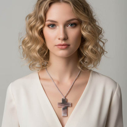 Collar de cordón con colgante de cruz de resina