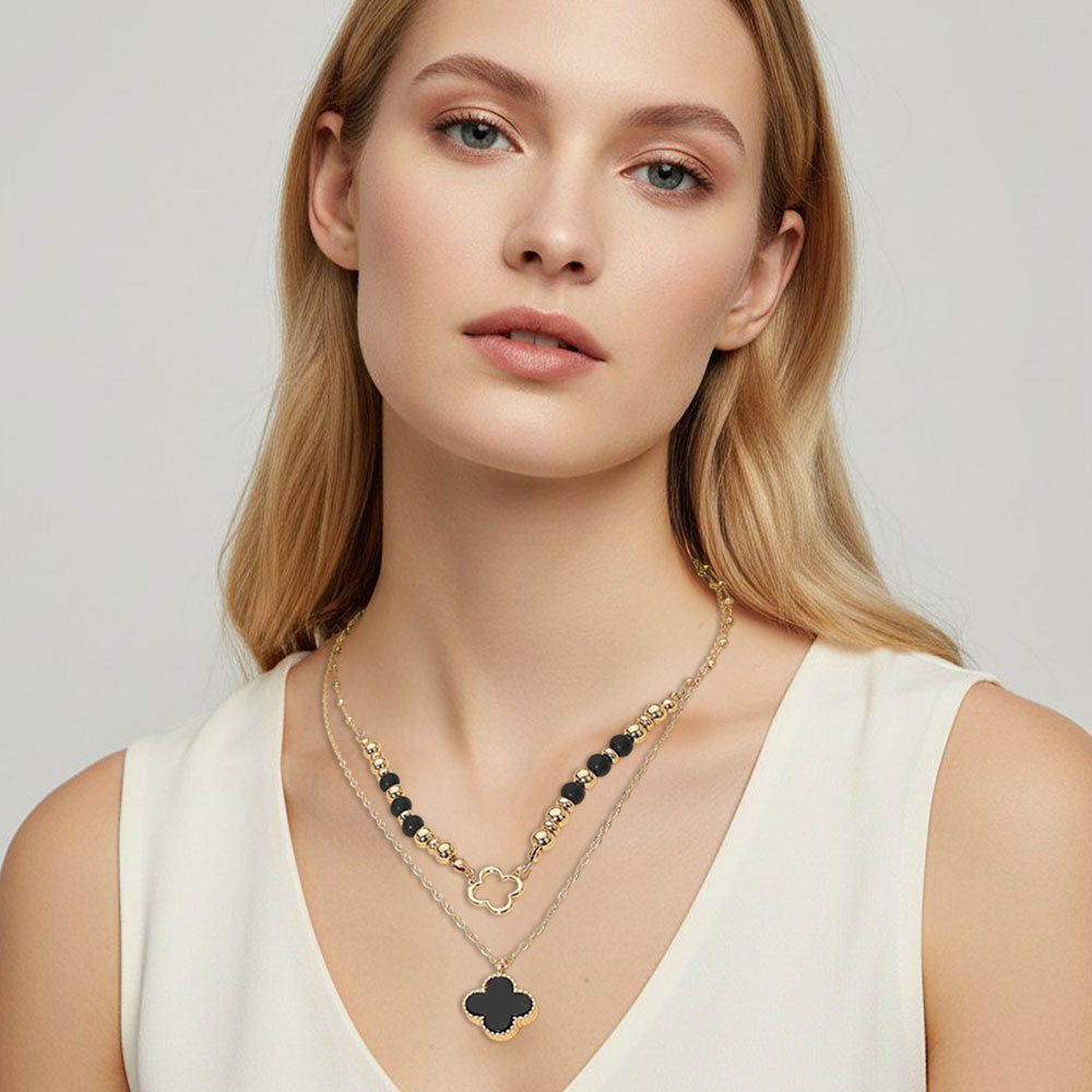Collar de acento con colgante de trébol de cuatro hojas en capas