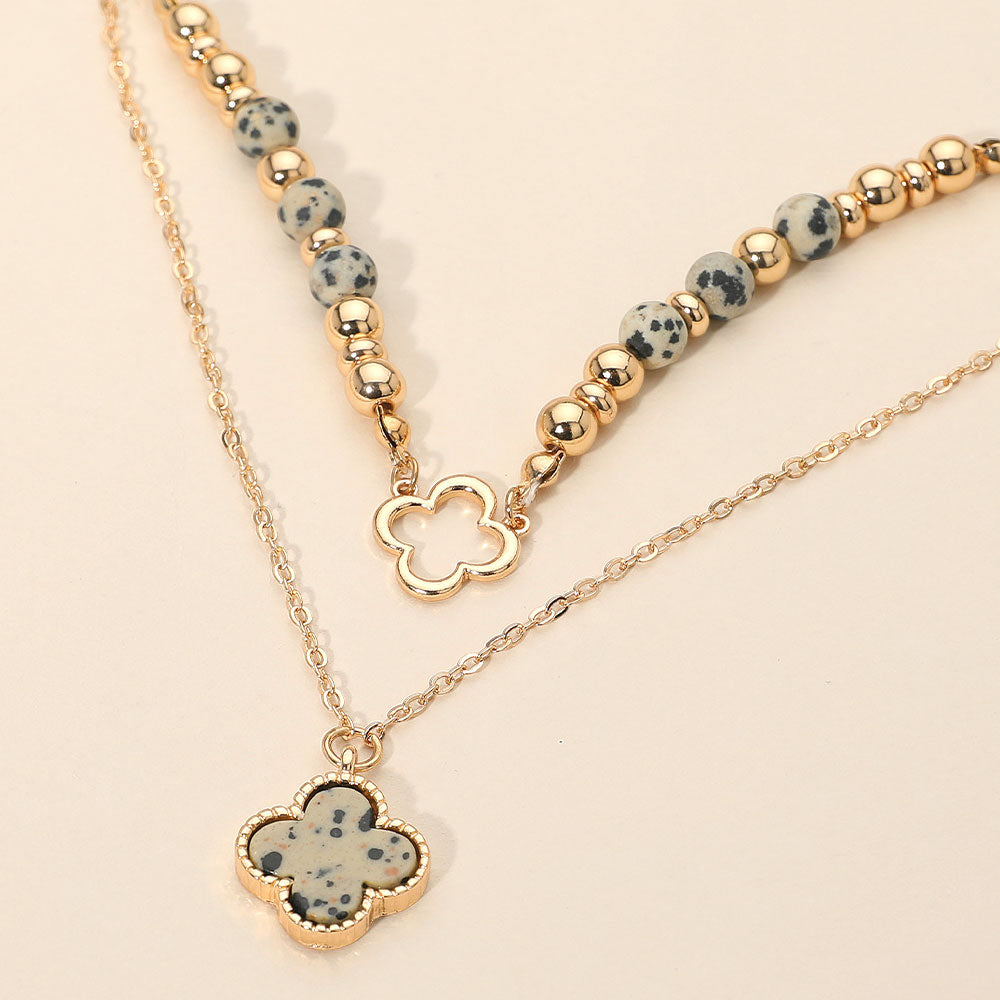 Collar de acento con colgante de trébol de cuatro hojas en capas