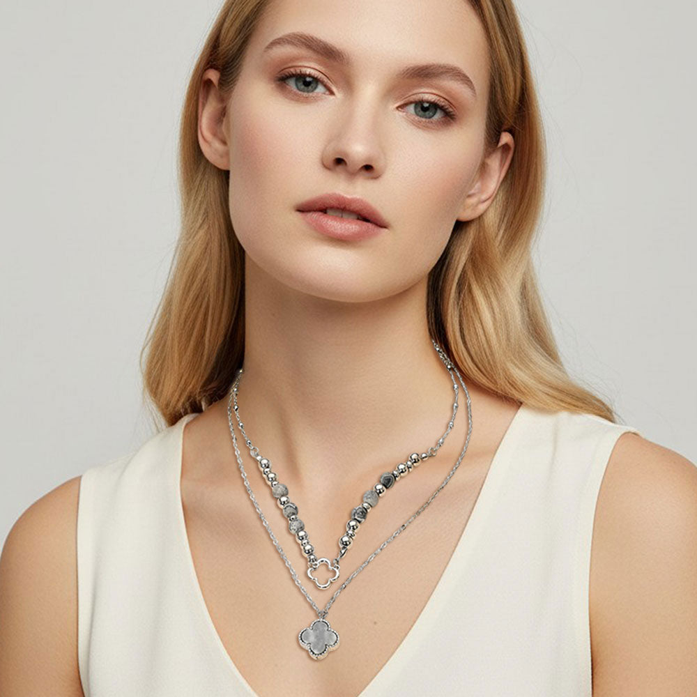 Collar de acento con colgante de trébol de cuatro hojas en capas