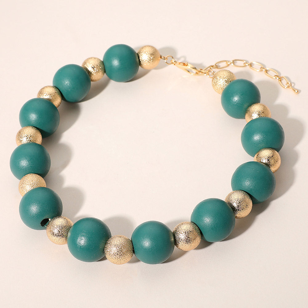 Collar llamativo de cuentas de metal con bolas texturizadas de madera audaces