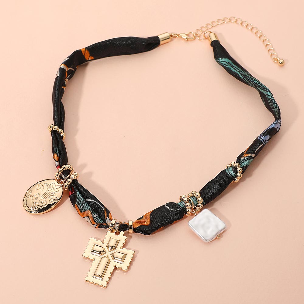 Collar boho de tela con dije de metal cruzado, perla cuadrada y floral ovalado