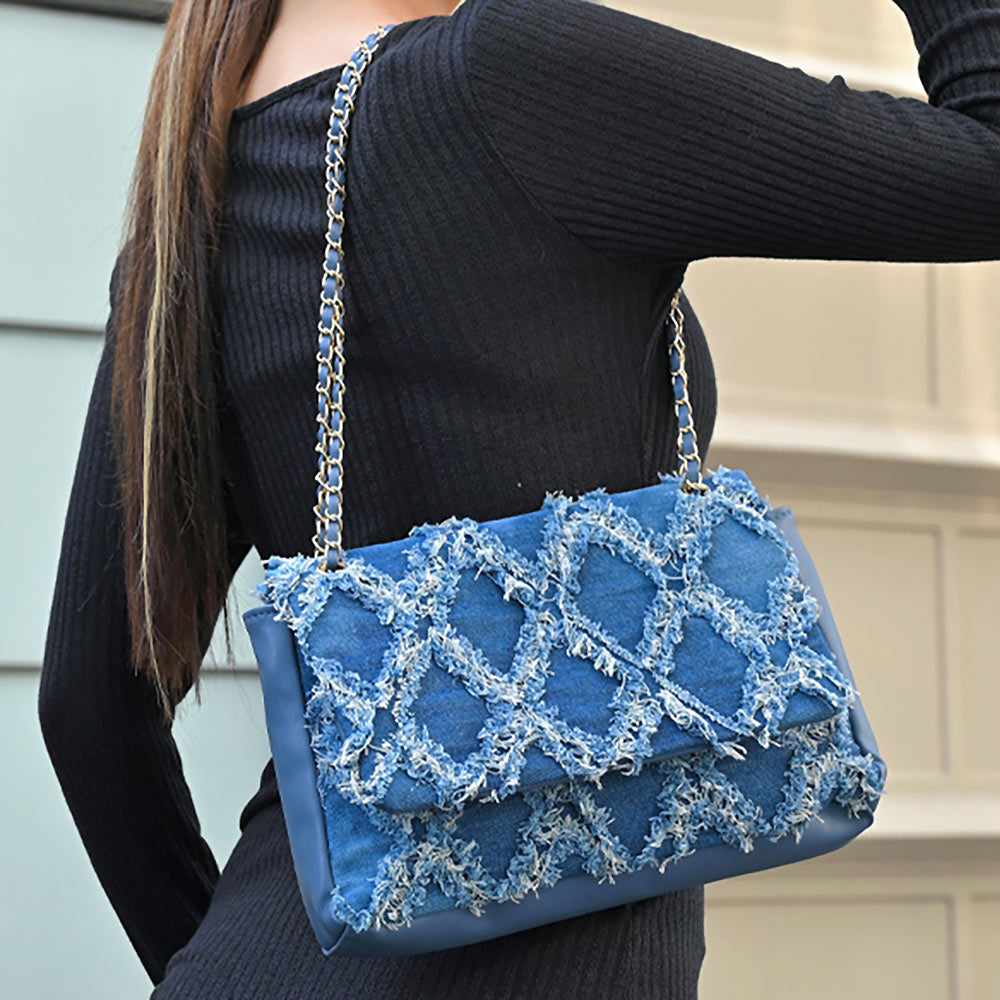 Bolso de hombro con cadena y solapa en denim desgastado
