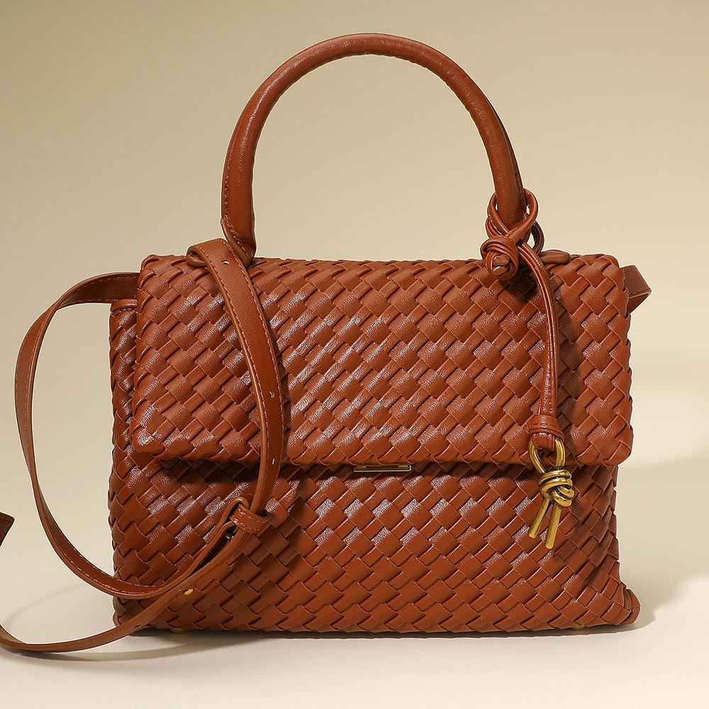 Bolso de mano estructurado de cuero sintético trenzado con asa superior y bandolera