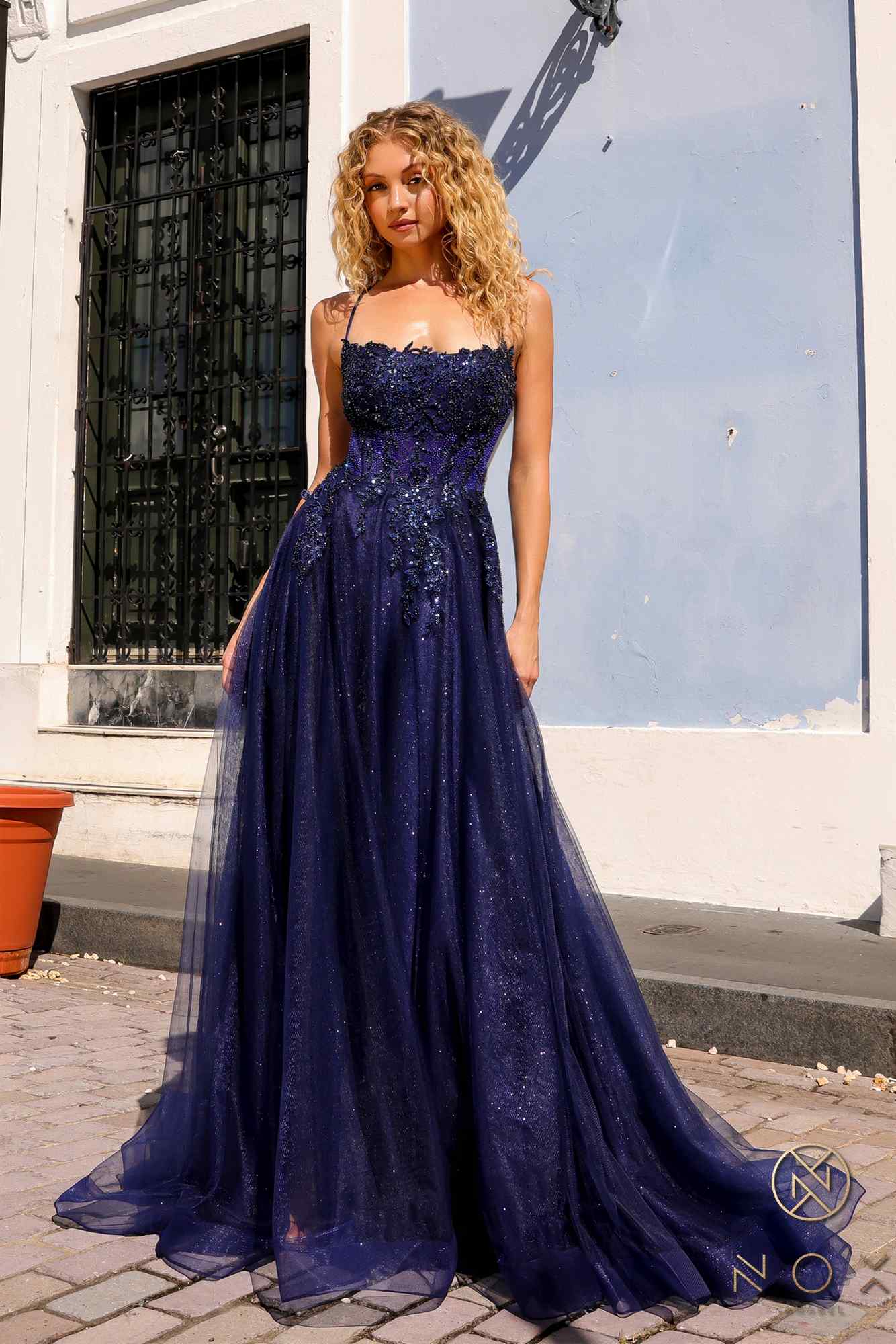 Nox Anabel G1405 Vestido de Gala Largo Corte A de Tul Brillante con Cuello Cuadrado y Espalda Abierta