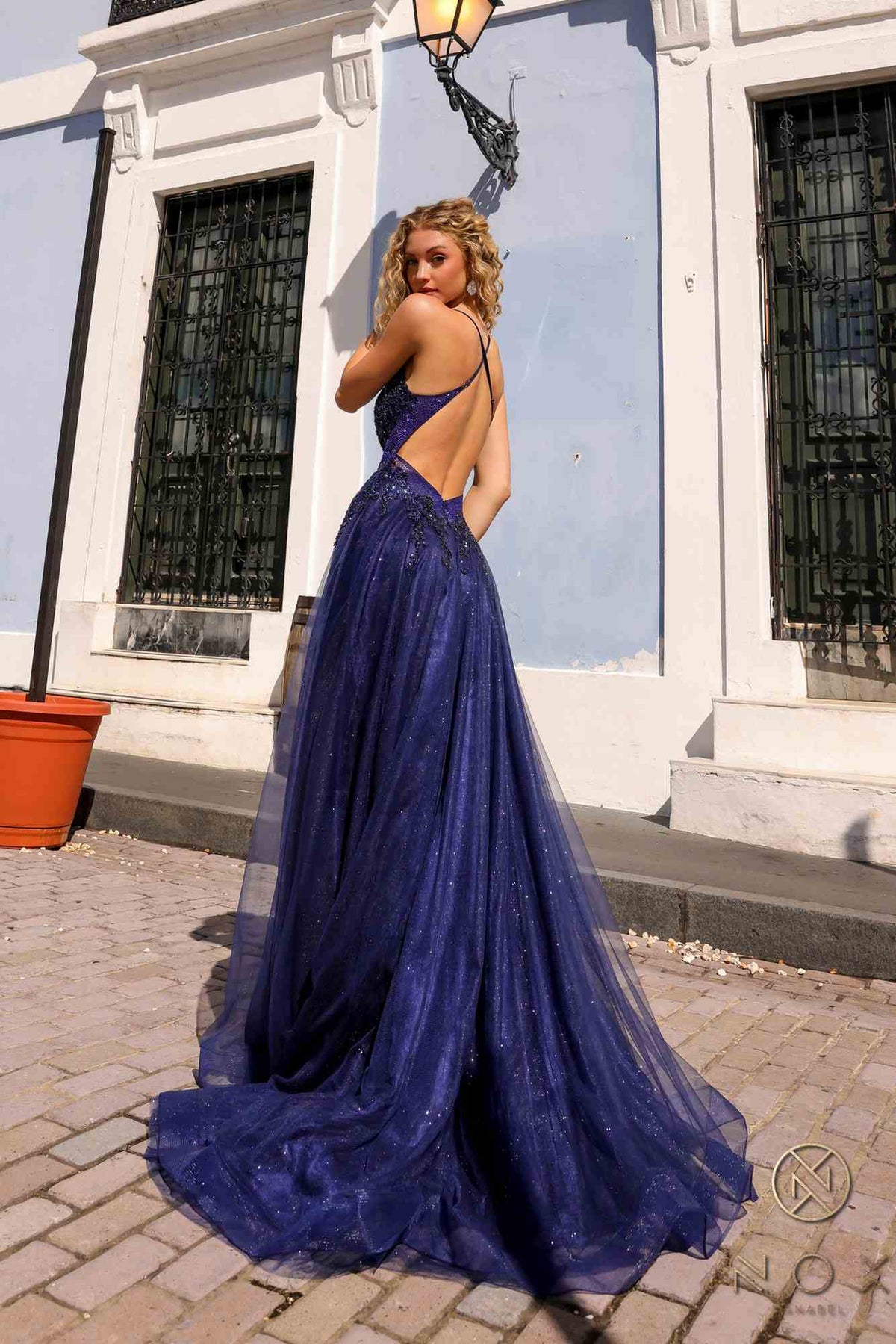 Nox Anabel G1405 Vestido de Gala Largo Corte A de Tul Brillante con Cuello Cuadrado y Espalda Abierta