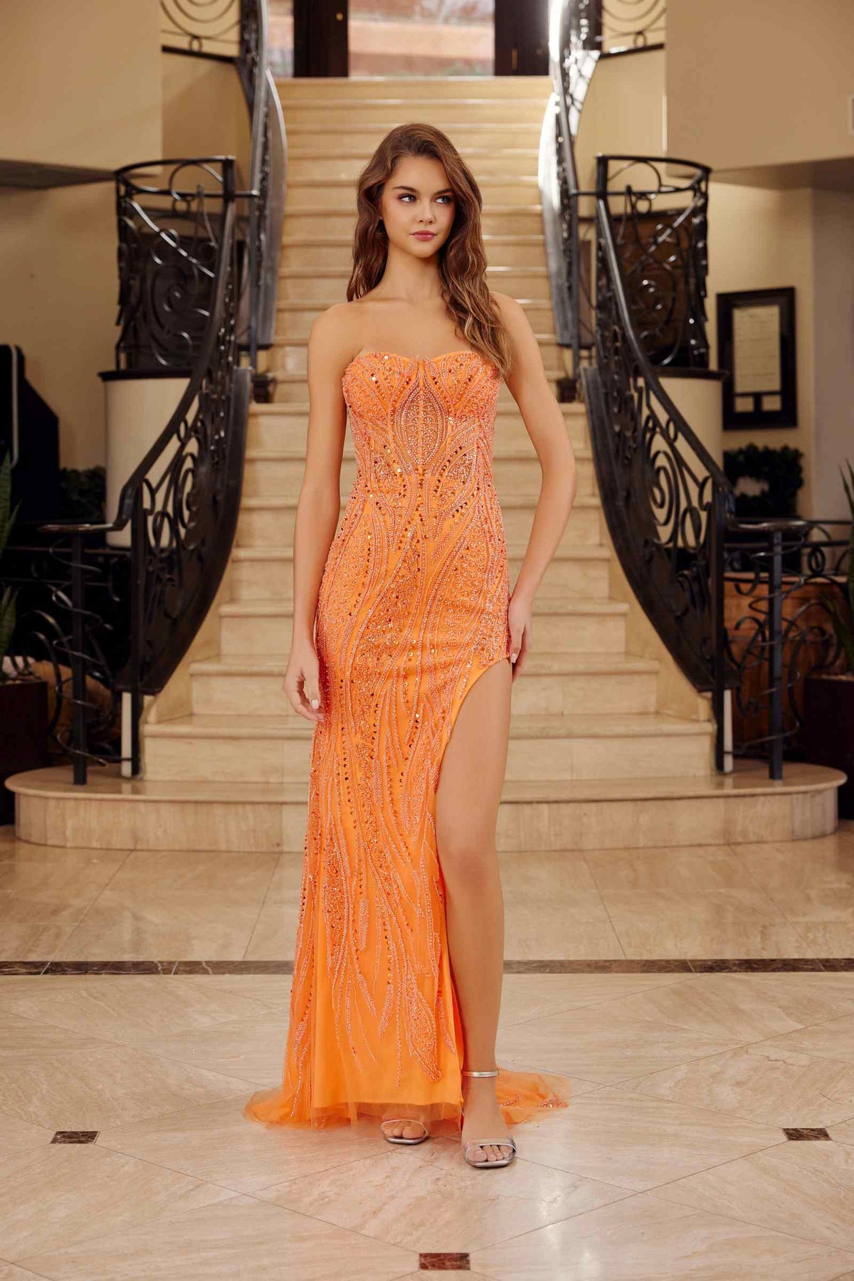 Vestido sin tirantes Nox Anabel G1650 con bordado semi-corazón y abertura