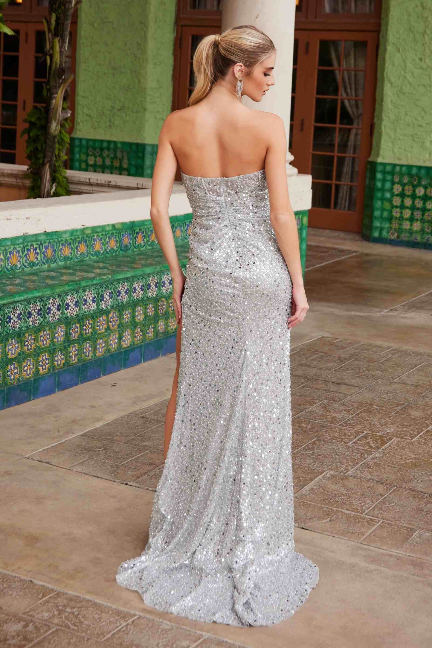 Vestido de lentejuelas sin tirantes y escote en V Nox Anabel G1652
