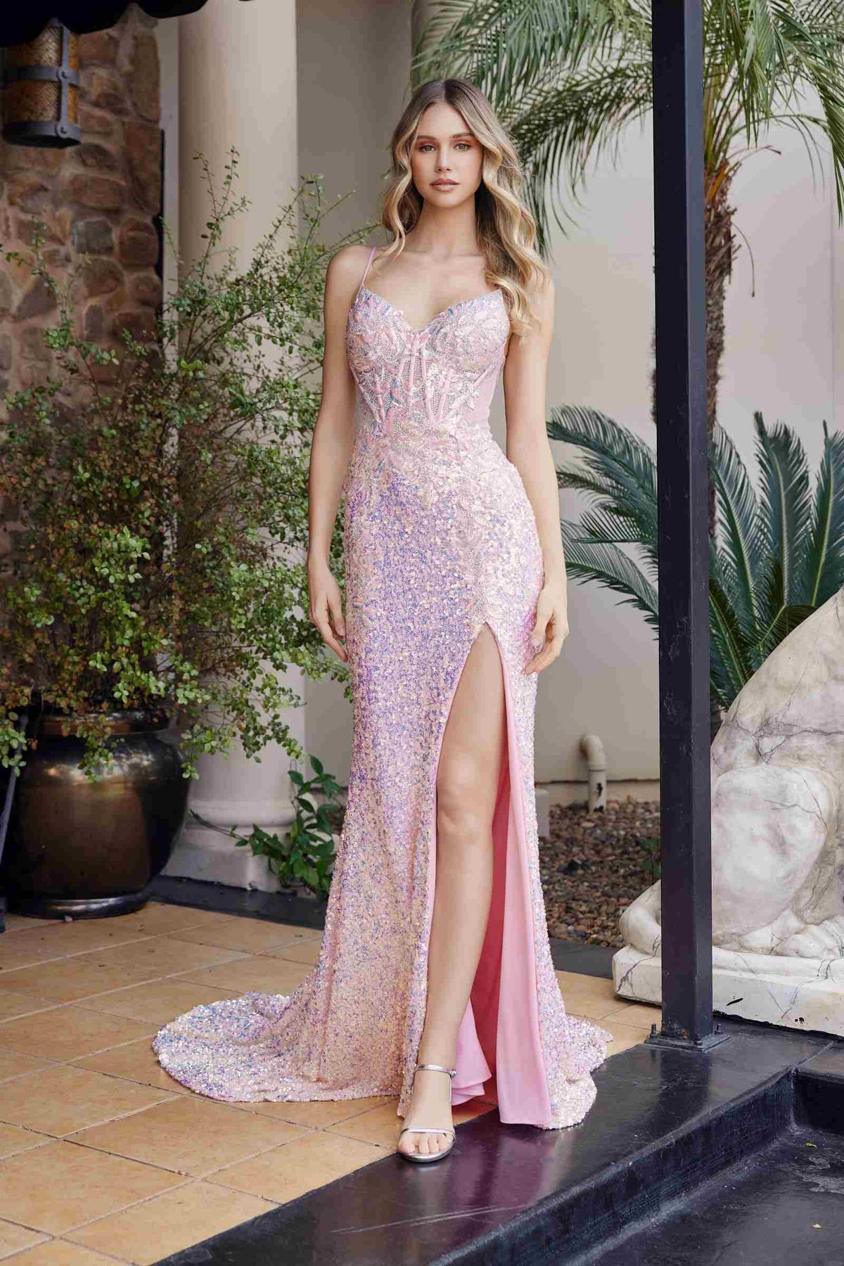 Vestido Nox Anabel G1655 con cordones, lentejuelas y cintura transparente con corsé